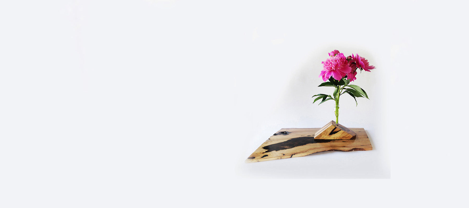 シャクヤクを生けた黒柿の花びいどろ