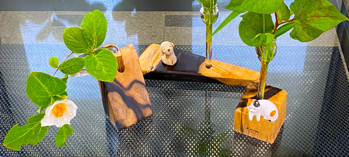 草花を生けた3種類の黒柿の花びいどろ