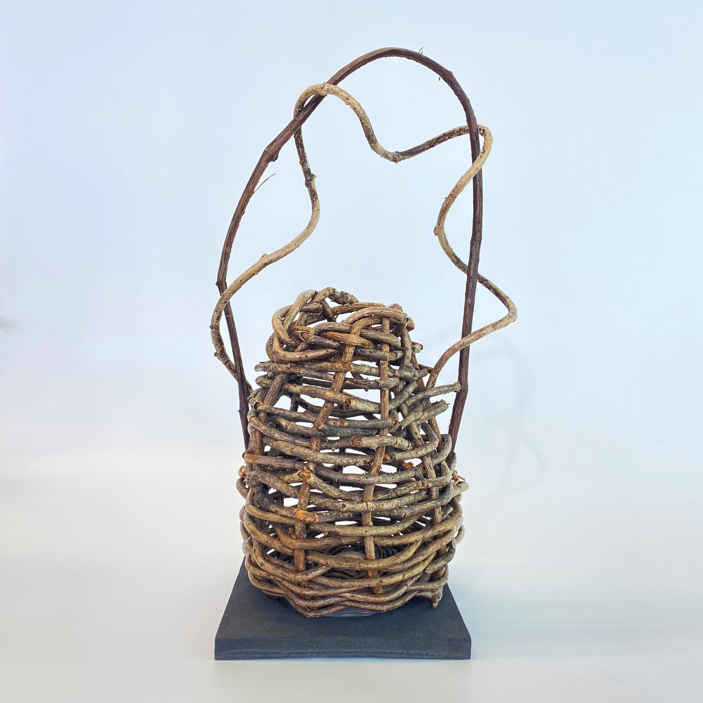 花かごの花びいどろ"01"|真正面から見た図(つる編みのかご型台座のみ)