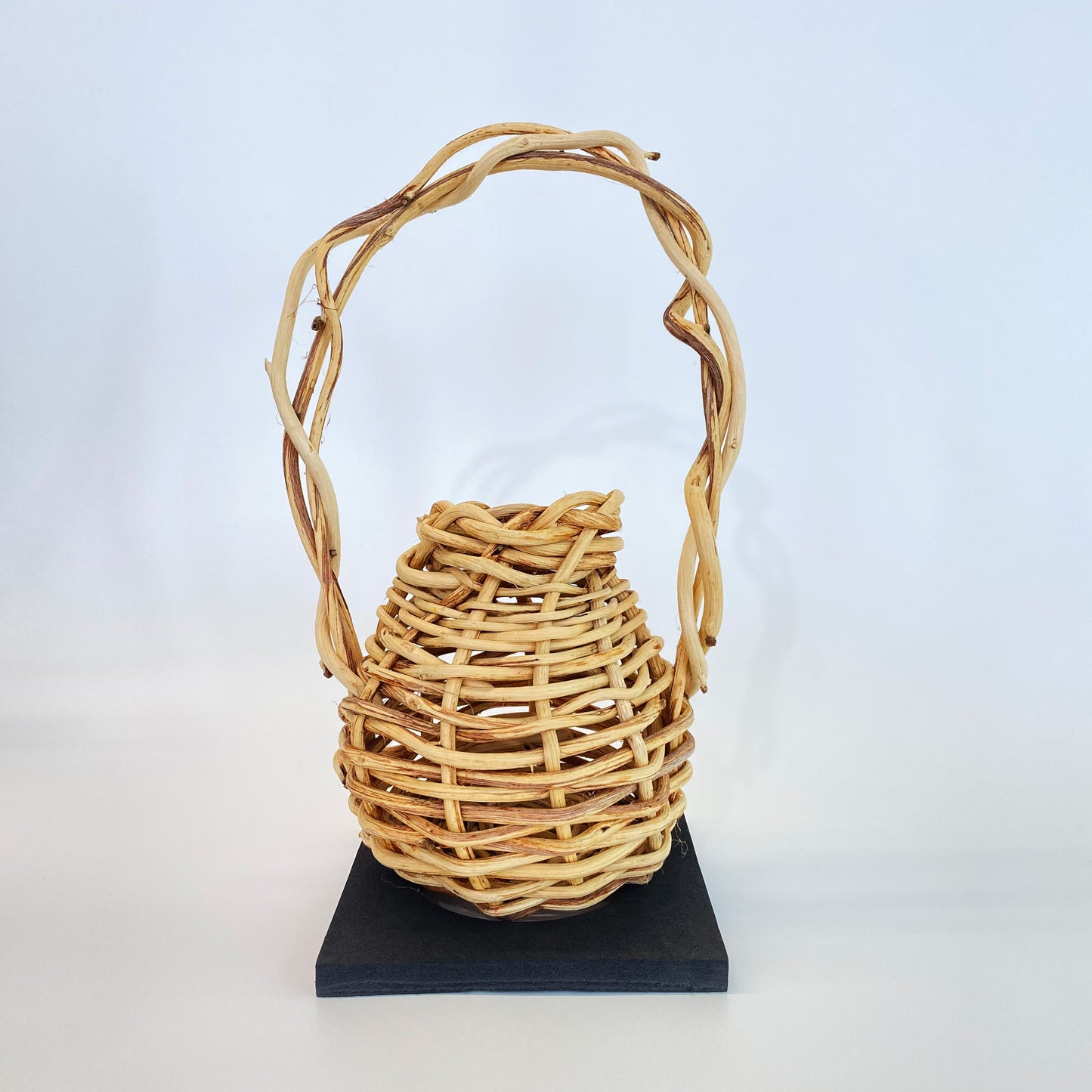 花かごの花びいどろ"04"|真正面から見た図(つる編みのかご型台座のみ)