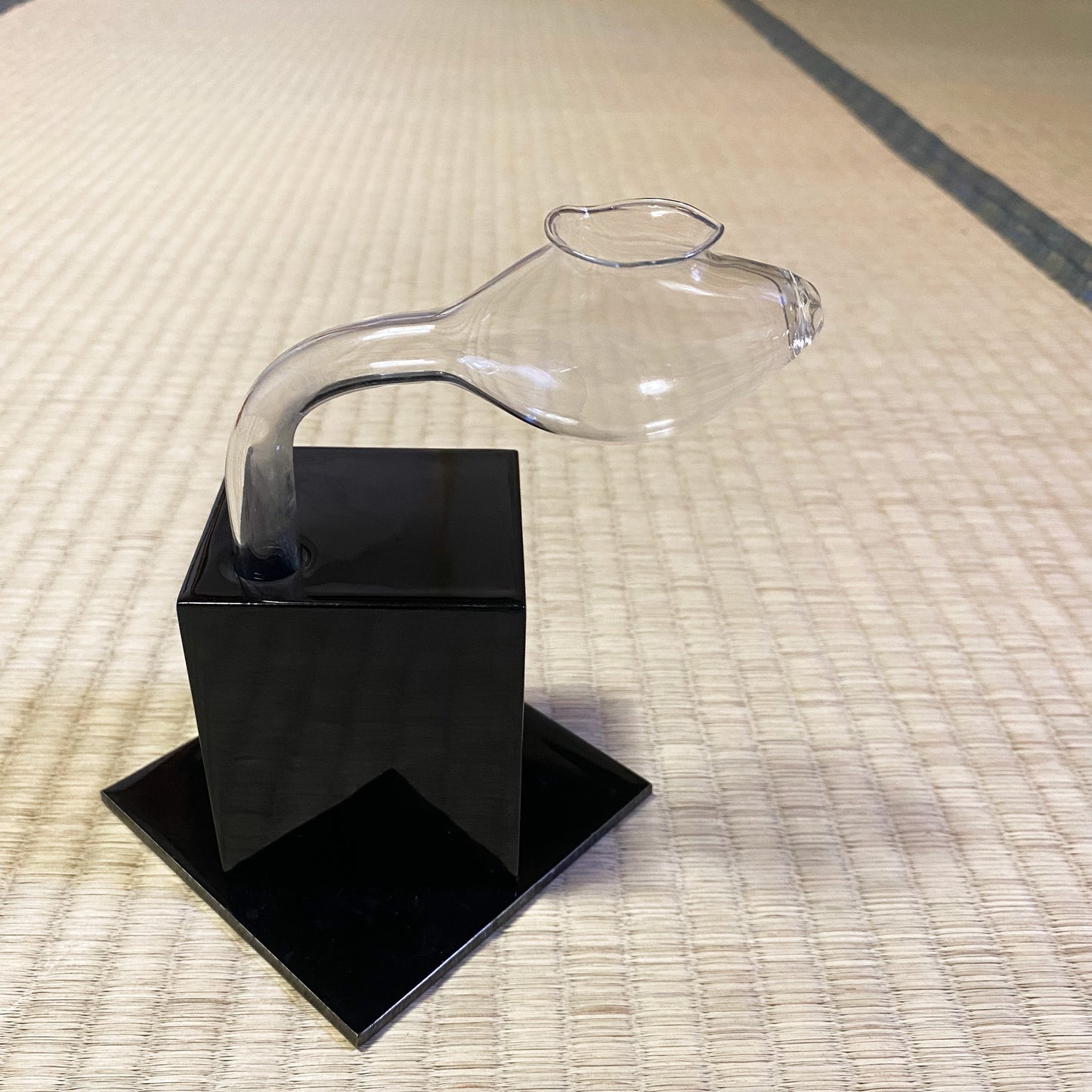 黒色漆伝の花びいどろ"01"|和室に置いた様子