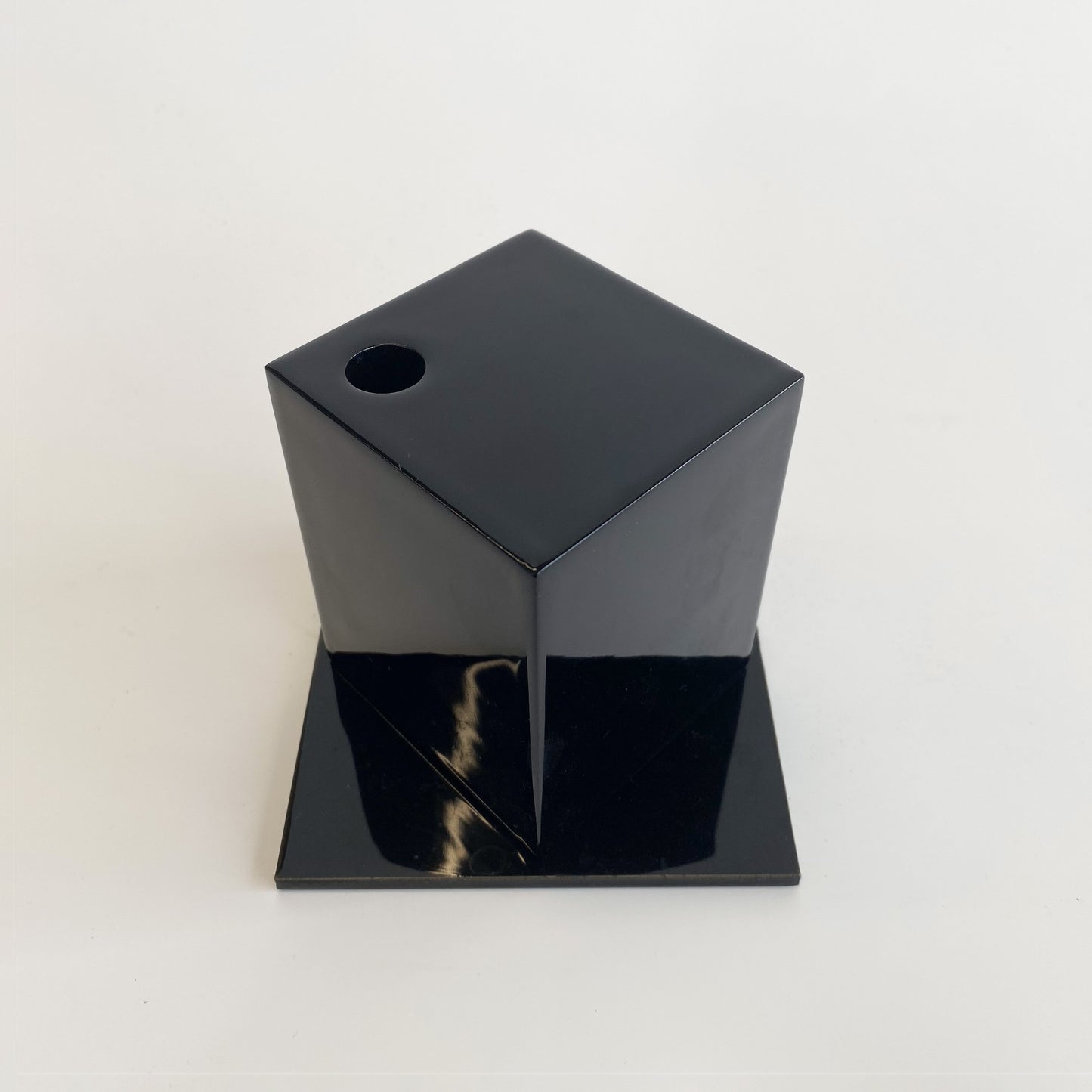 黒色漆伝の花びいどろ"01"|真正面と右側の2面図(黒色漆を塗装した檜台座のみ)
