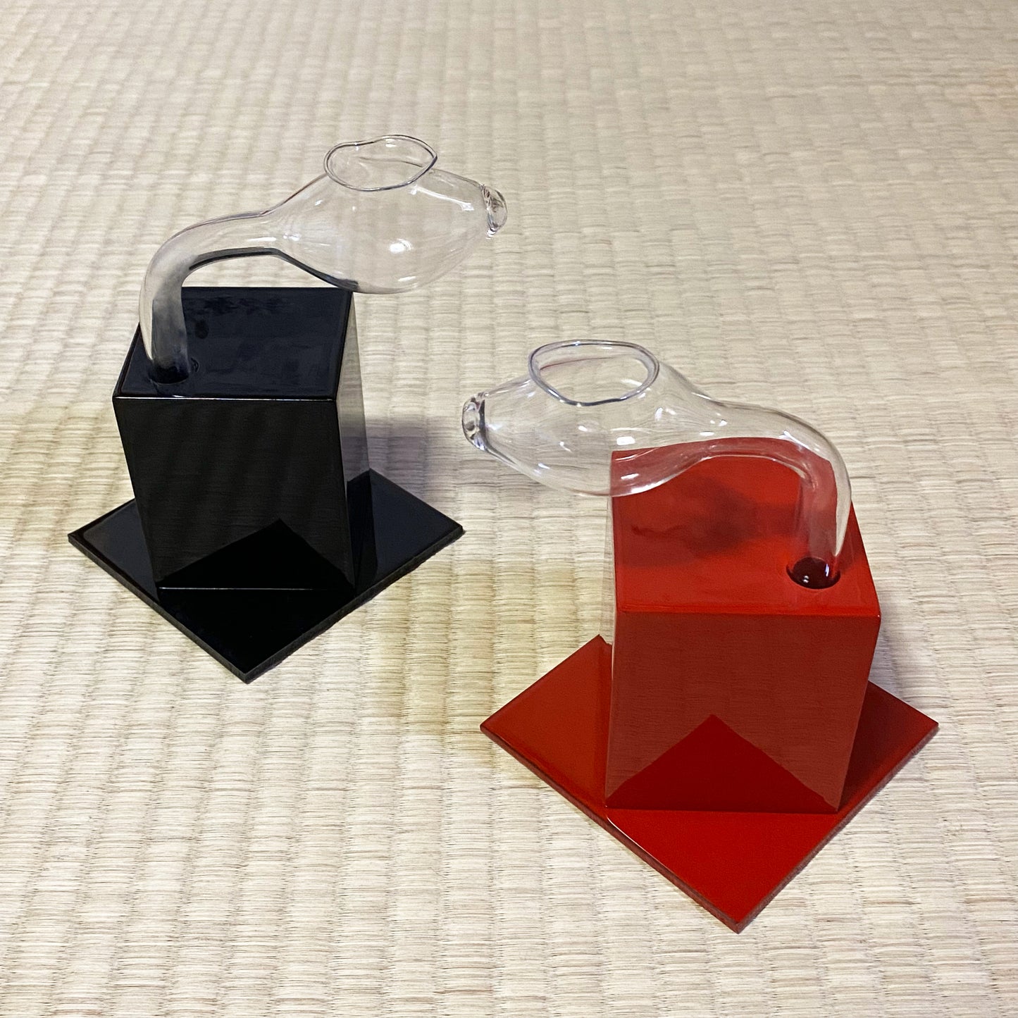 漆伝の花びいどろ"01"|黒色と赤色の漆伝を並べた様子