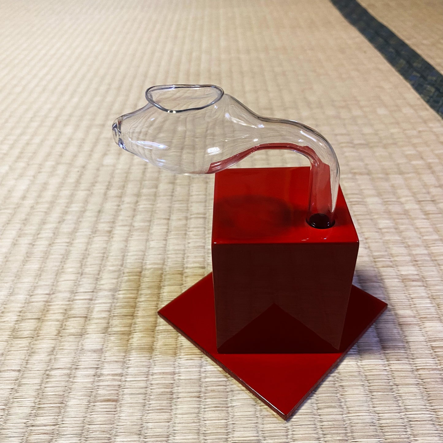 赤色漆伝の花びいどろ"01"|和室に置いた様子